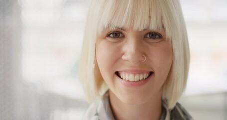 Aufkleber - Portrait of a happy young businesswoman smiling in her office. Headshot of a face of a blonde businesswoman smiling in her office. A young caucasian businesswoman smiling