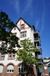 Wohnhaus Architektur mit Spitzgiebel und Balkons am ehemaligen denkmalgeschützten Bornheimer Depot bei blauem Himmel im Sonnenschein im Stadtteil Bornheim in Frankfurt am Main in Hessen