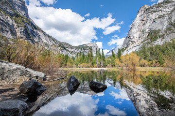 Spiegelung im Mirror Lake im Yosemite National Park / Blick auf North Dome und Half Dome