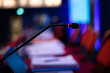 © Tof - Photographie - rangée de micros posés sur une table de conférence ou dans une salle de réunion. Le premier micro est allumé.