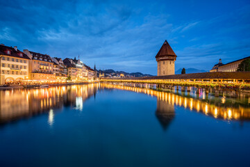 Wall Mural - Kapellbrücke (Chapel Bridge) at night, Lucerne, Switzerland