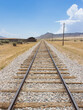 Deutsch:
Eisenbahnschiene in der Wüste. Perspektivisch mit blauem Himmel im Hintergrund.
Landschaft in Utah Vereinigte Staaten.
Schienen mit Schotter und Bahnschwellen.