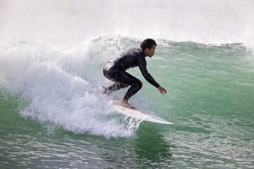 湘南の海でサーフィンをする男性