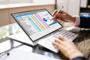 Aufkleber - Analyst Employee Working On Spreadsheet