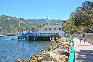 Wall Mural - Tourists enjoying a warm Summer day stroll along Avalon Bay oceanfront on Santa Catalina Island off the coast of Southern California