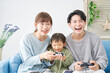 © siro46 - 両親と娘　テレビゲームで遊ぶ　リビング