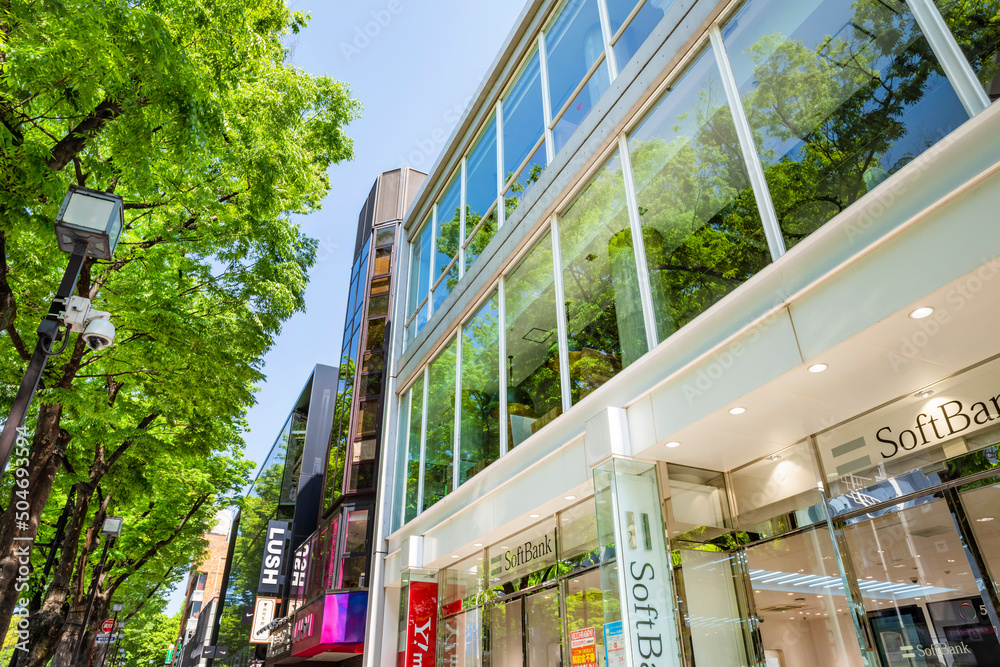 新緑の表参道と「ソフトバンク表参道」(アルテカプラザ原宿) Stock Photo | Adobe Stock