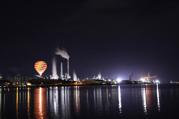 Wall Mural - 熱気球と周南コンビナートの夜景！SDGs地球環境とミライ　えんとつ町のコンビナート　山口県no朝 