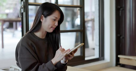 Poster - Woman look at mobile phone in coffee shop