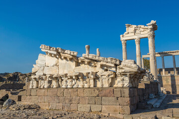 Fototapete - Temple of Trajan in Pergamon, Turkey
