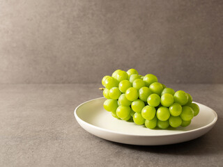 Poster - green grapes on a plate 