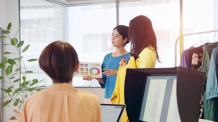 Wall Mural - カジュアルなオフィスで会話する女性グループ