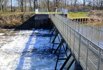 Sticker - Wehr am Fluss Aller im Frühling im Dorf Hademstorf, Niedersachsen