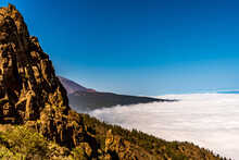 Paisaje Con Nubes En El Parque Nacional Del Teide, Isla De Tenerife.