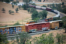 Tehachapi Loop Where Trains Cross Over Themselves To Climb A Steep Grade With 2 Trains Crossing Together Time Lapse