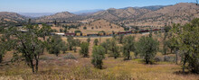The Tehachapi Loop Where Trains Cross Over Themelves To Climb A Steep Grade With 2 Trains Crossing Together Time Lapse