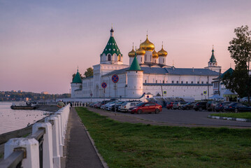 Wall Mural - KOSTROMA, RUSSIA - SEPTEMBER 10, 2019: September twilight at the ancient Ipatiev Monastery. Golden ring of Russia