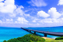 宮古島の青い海に架かる橋