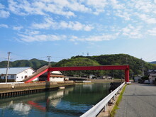 海に架かる赤い歩道橋