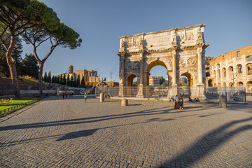 Canvas Print - View on Arch of Constantine near Colosseum in Rome. Traveling Italian landmarks concept. Idea of tourist places and attractions