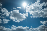 Fototapeta Na sufit - słoneczne niebo z chmurami