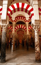 Visitando El Interior De La Mezquita De Cordoba.
