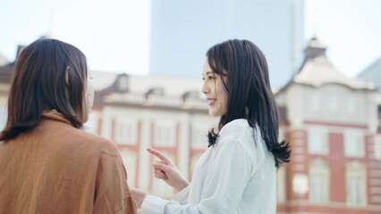 Poster - 屋外で会話する女性