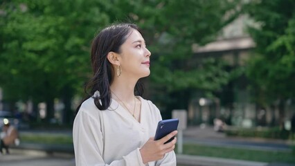 Poster - 屋外でスマホを使う女性