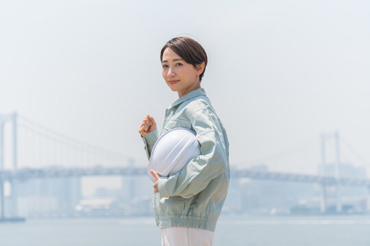 建設着を着た日本人女性