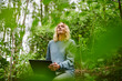 © Westend61 - Young freelancer relaxing in nature and using laptop