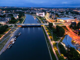 Fototapeta Miasto - Most Grunwaldzki w Krakowie widok z góry nocny na oświetlone ulice.