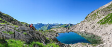 Zwei Wanderer Genießen Den Herrlichen Ausblick In Die Alpine Bergwelt Des Allgäus