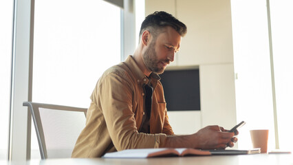 Aufkleber - Entrepreneur Man Using Cellphone With Business Application Working In Office