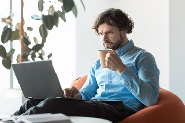 Aufkleber - Business man using pc sitting on chair drinking coffee