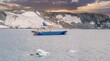Expeditionsschiff / Kreuzfahrtschiff in der Bucht von auf Half Moon Island / Süd-Shettland-Inseln vor der Antarktis