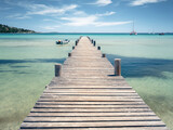 Fototapeta Do akwarium - Un ponton en bois sur une plage de rêve en Corse du Sud