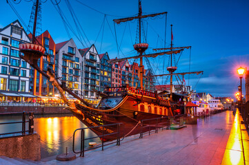 Wall Mural - The old town of Gdansk with pirate ship at night, Poland