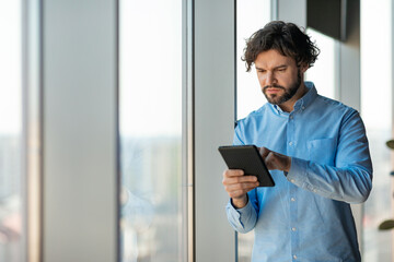 Aufkleber - Portrait of focused man using digital tablet at office