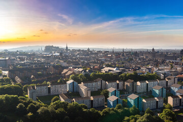 Fototapete - Cityscape of Edinburgh and castle