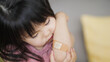 怪我をした腕の絆創膏を気にする4歳の子供（育児・子育て）