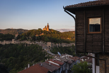 Canvas Print - Tsarevets fortress with Patriarchal Cathedral in Veliko Tarnovo city in Bulgaria