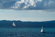 Segelboote in blauschimmernden Meer an einer kroatischen Küste