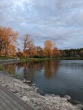 Fototapeta Pomosty - autumn landscape with lake and trees