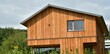Mit Holzplanken verschaltes modernes Wohnhauses