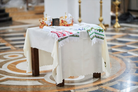 table with attributes for a wedding in the temple.