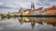 Filmmaterial der Stadt Regensburg in Bayern mit dem Fluss Donau dem Dom und der steinernen Brücke im Sommer, Deutschland