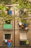 Fototapeta Maki - different windows with hanging clothes