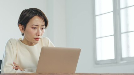 Aufkleber - ノートパソコンを見ながら悩む女性