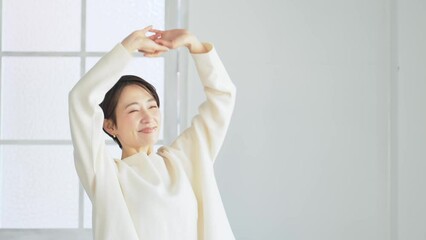 Aufkleber - リラックスする女性　ボディケア　健康
