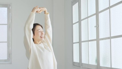 Poster - リラックスする女性　ボディケア　健康